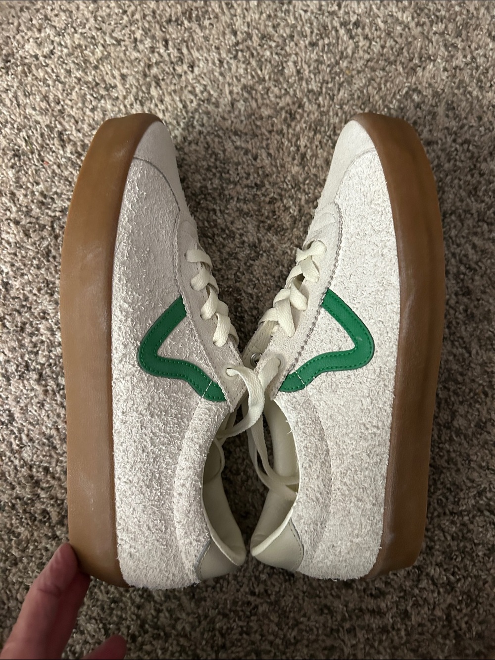 Vans White Suede Low-Top Sneakers w/Green Stripe. Size Men’s 7.5 or Women’s 9.